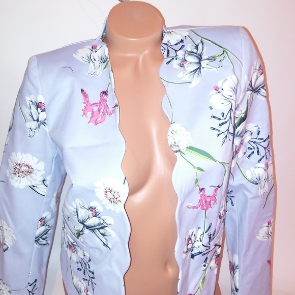 Simply Styled Blazer - Picture 2 of 8